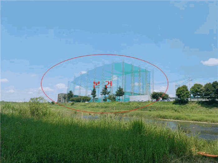 본건 전경 - 남동측 인근에서 촬영