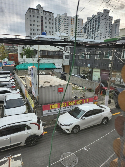 본건 전경(컨테이너 부분 담장내)