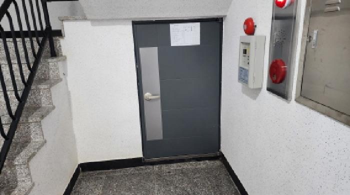 1층 창고(청소용구함)