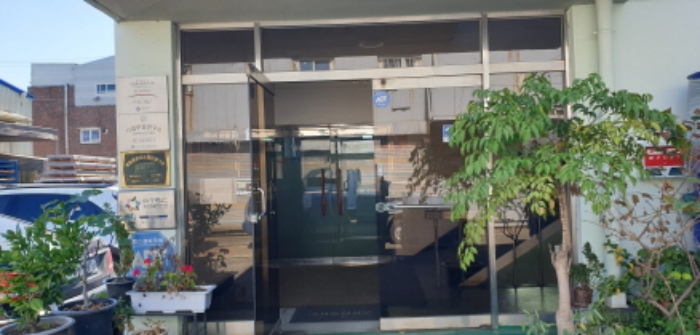 목록 2. 사무실쪽 출입문