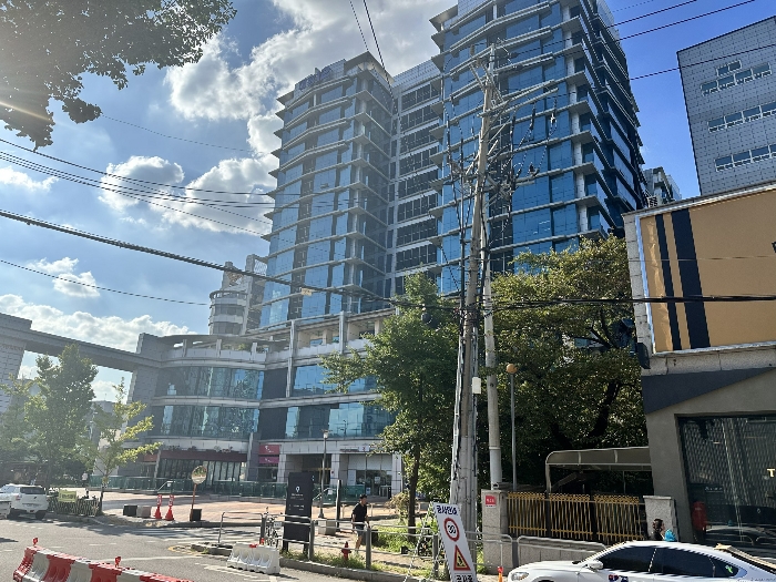 본건 남동측에서 촬영