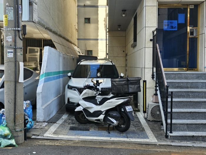 [본건 지상 주차장 전경]