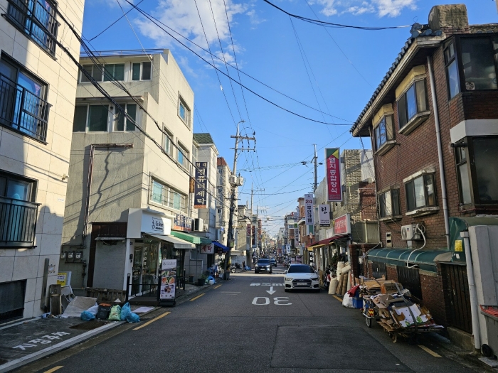 [본건 접면도로 및 주위환경]