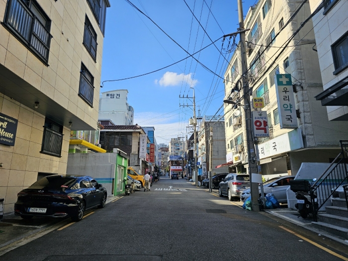 [본건 접면도로 및 주위환경]