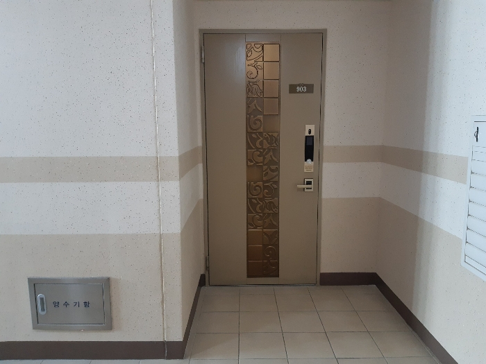 수성롯데캐슬더퍼스트 103동 9층 903호 현관