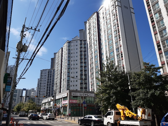 수성롯데캐슬더퍼스트 동측 도로변 전경