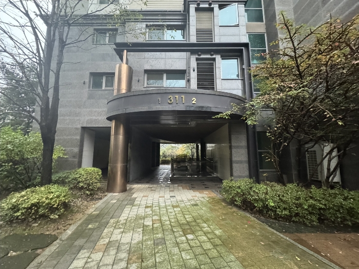 본건 소재 건물 입구 사진