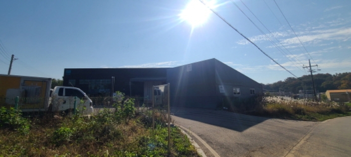 목록 1 토지 및 목록 2 건물, 제시외 천막조 가시설물 전경(1)