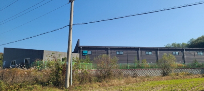 목록 1 토지상 목록 2 건물 및 제시외 천막조 가시설물 전경