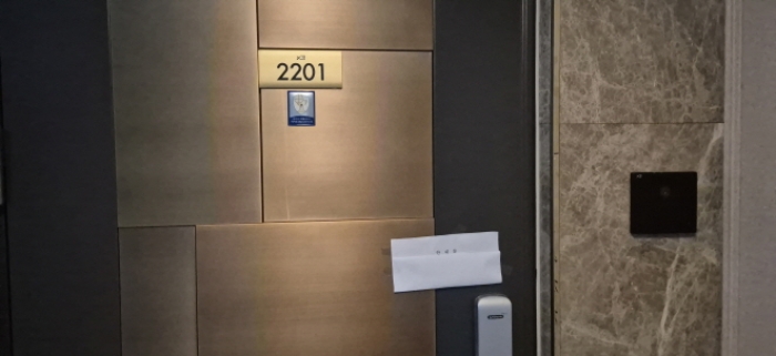 전유세대 출입문(현황조사 안내문 부착)