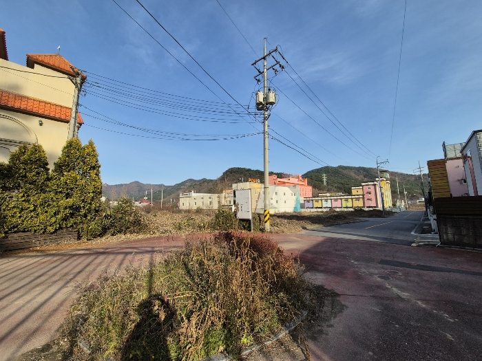 본건 동측 인접도로 및 주위환경