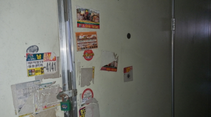 목록 2. 건물의 출입구에서 세번째 가구