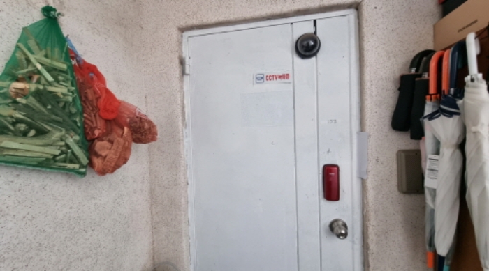 목록 4. 건물의 102호 현관(지층)