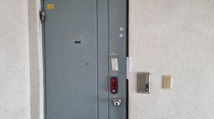 목록 4. 건물의 302호 현관(2층)