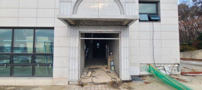 목록 4 건물 1층 출입구 전경