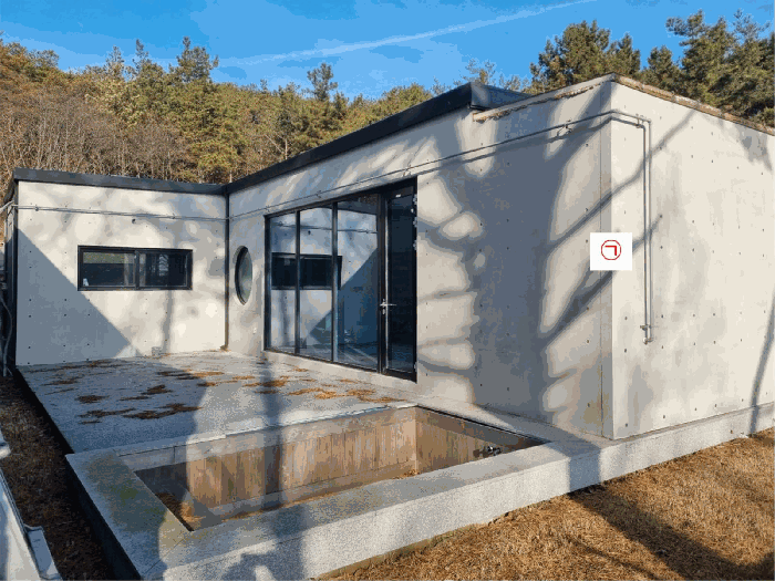 [본건 기호(가)건물, 제시외 건물㉠(위반건축물) 전경]