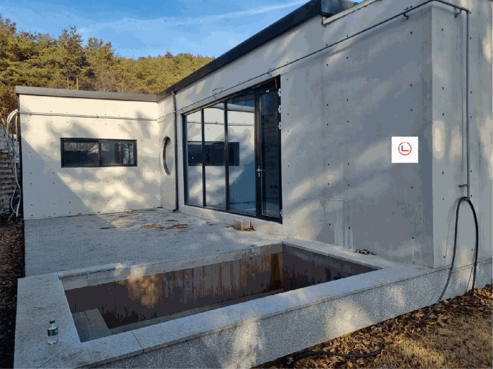 [본건 기호(나)건물, 제시외 건물㉡(위반건축물) 전경]