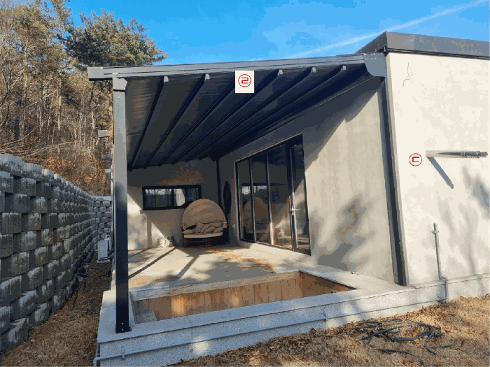 [본건 기호(다)건물, 제시외 건물㉢(위반건축물), ㉣전경]