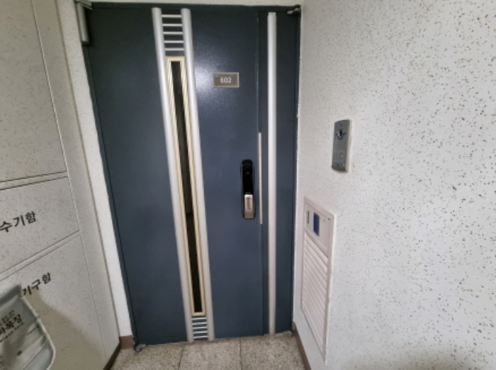 602호 출입문