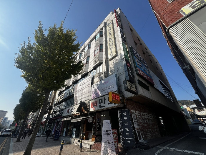 본건 전경(동측 광로변 촬영)(일련번호3 건물 모습)