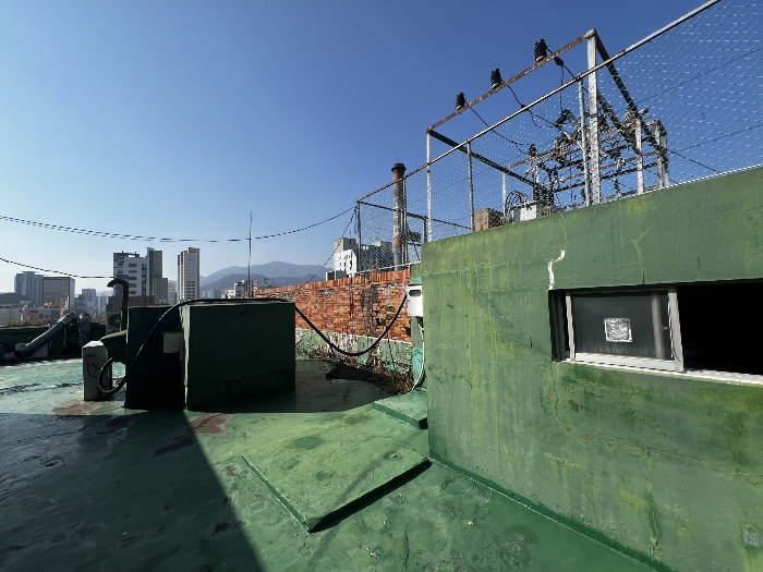 본건 포함 옥탑 물탱크실 및 전기시설 모습