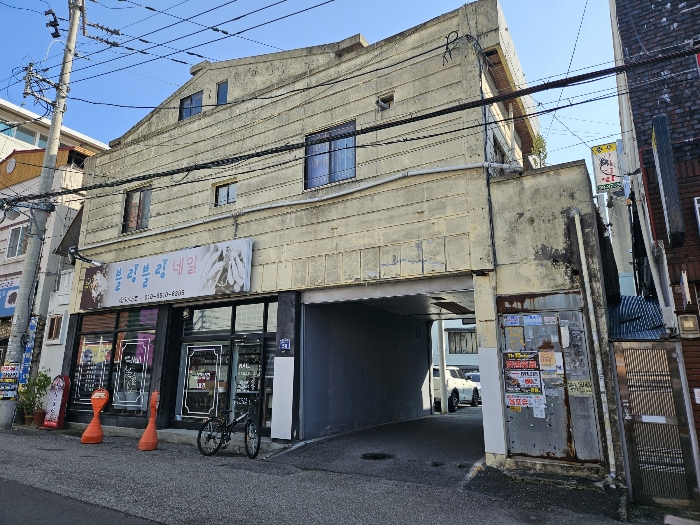 본건 전경(서측 소로변 촬영)(일련번호5 건물 모습)