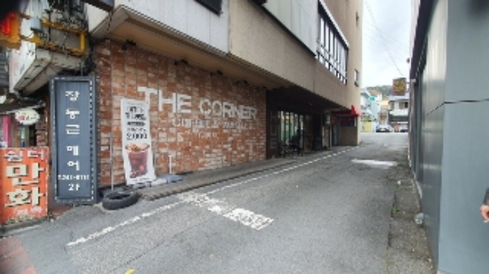 본건 제시건물(가) 1층 측면 및 입구