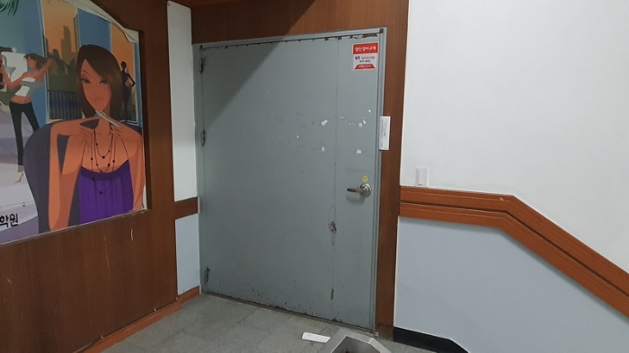 본건 제시건물(가) 4층 입구