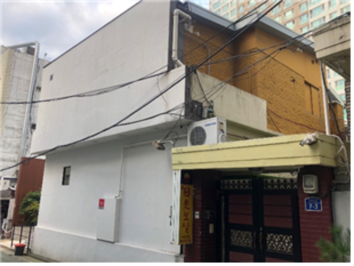 [ 대상물건의 전경( 2층 일부 제시외건물 ㉠ )]