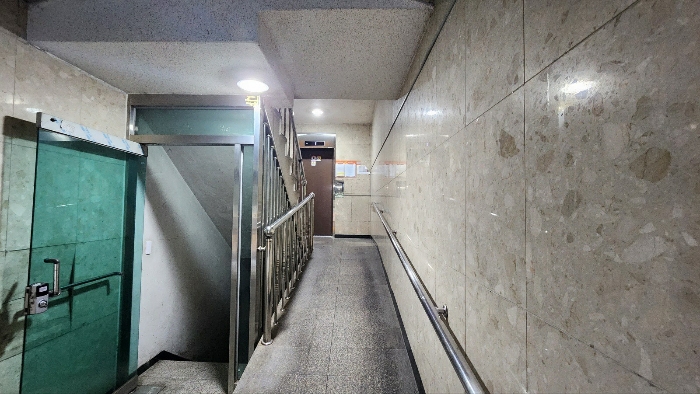 본건 건물 제1층 엘리베이터 및 복도