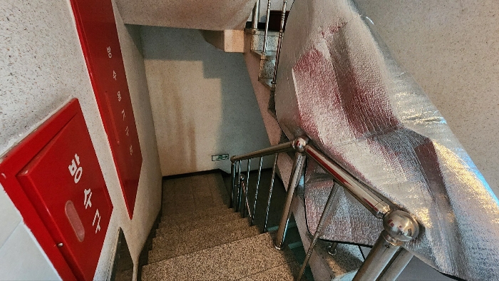 본건 출입 계단