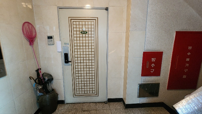 본건 현관문