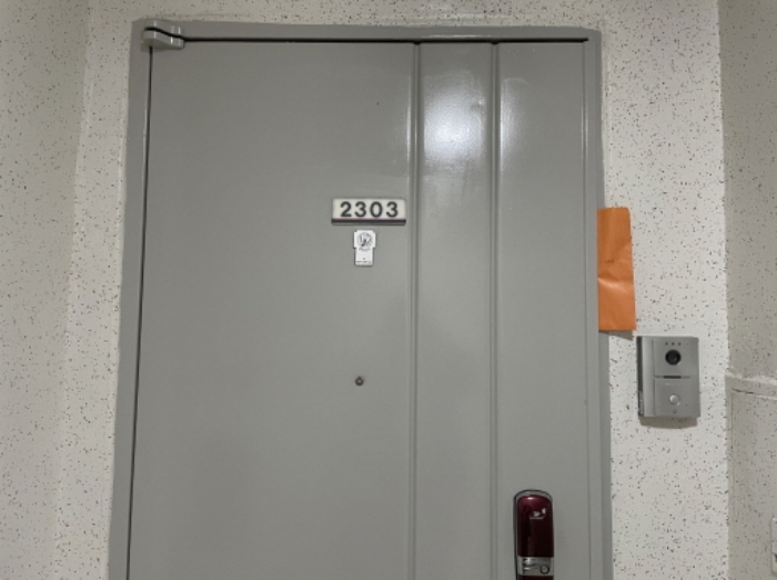 2303호 출입문