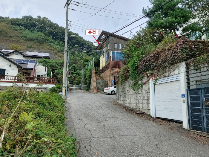 본건(기호1 토지, 기호2 건물) 주위의 전경
(남서측 인근에서 촬영)