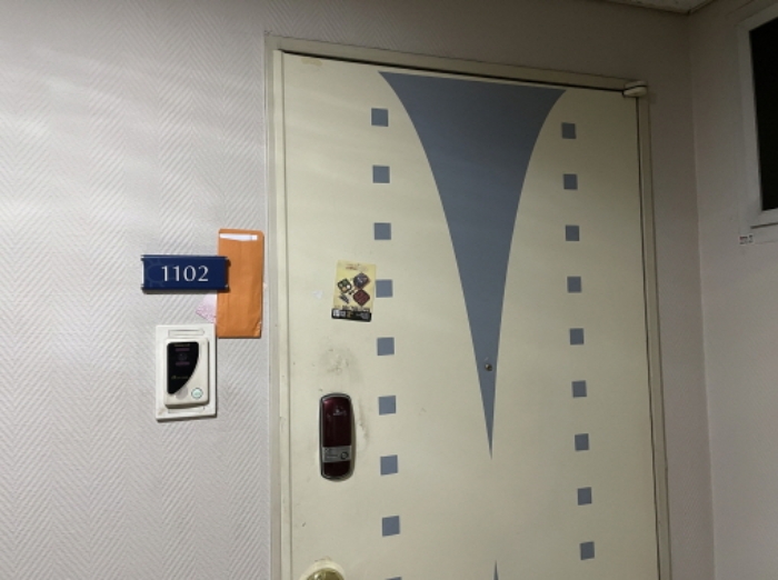 1102호 출입문