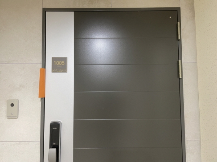 1005호 출입문