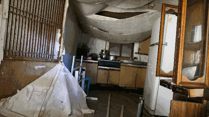 제시외(ㅂ) 내부전경 - 천장 내려앉음