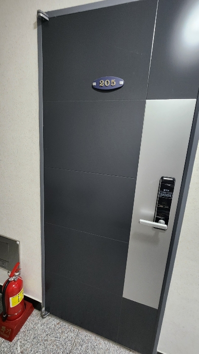 2층 외부표기 205호