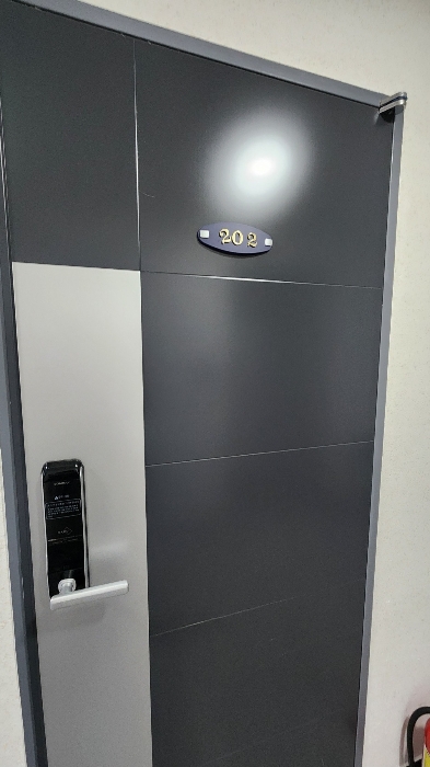 2층 외부표기 202호