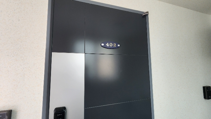 4층 외부표기 402호