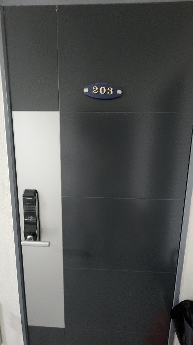 2층 외부표기 203호
