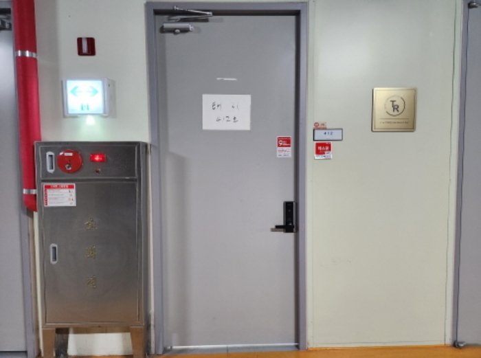 본건 4층 412호 출입문 전경  