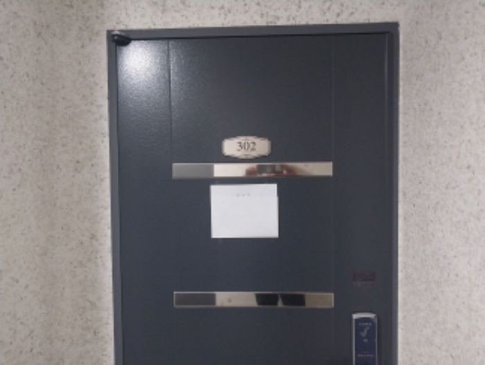 302호 현관 (안내문 부착)