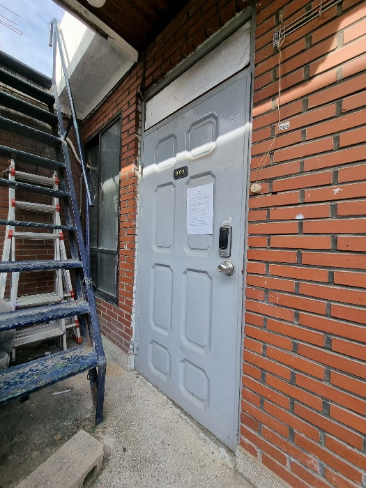 2층 현관 현황(301호로 표시됨)