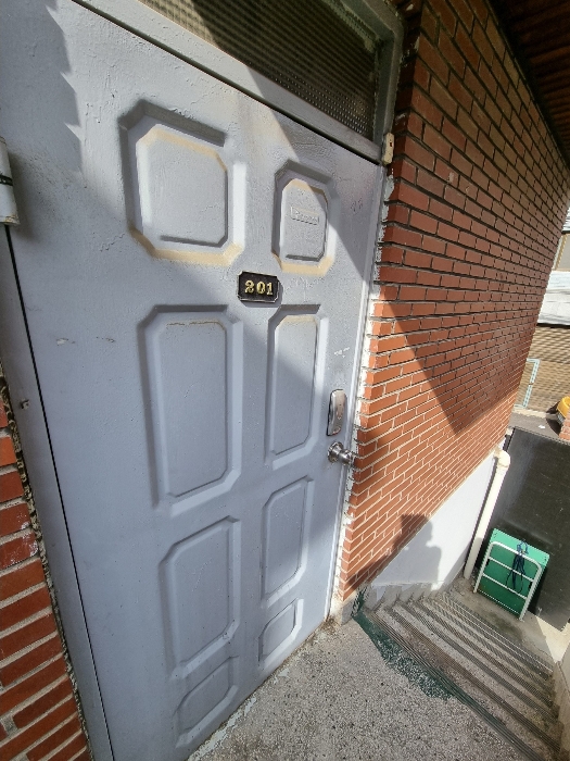 1층 현관 전경(201호로 표시됨)