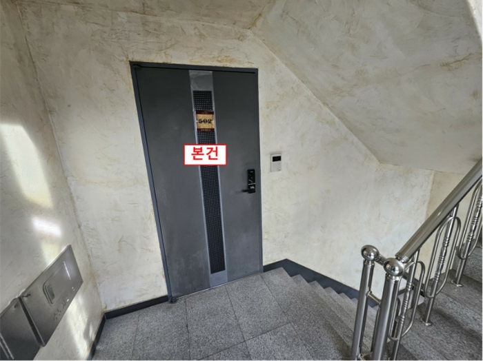 본건 현관문 전경
