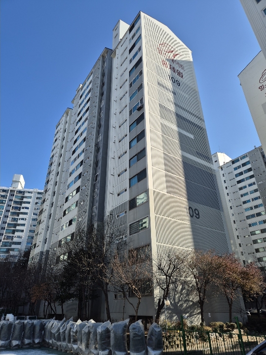 대상물건 북서측에서 촬영