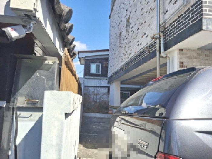 건물 서쪽 모습