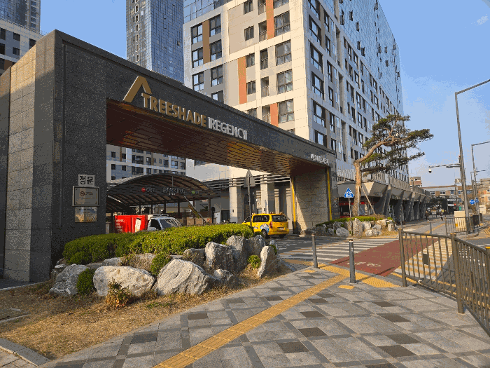 본건 단지 출입구 전경