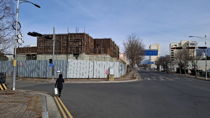 본건 전경(왕복4차선, 왕복2차선에 접함)